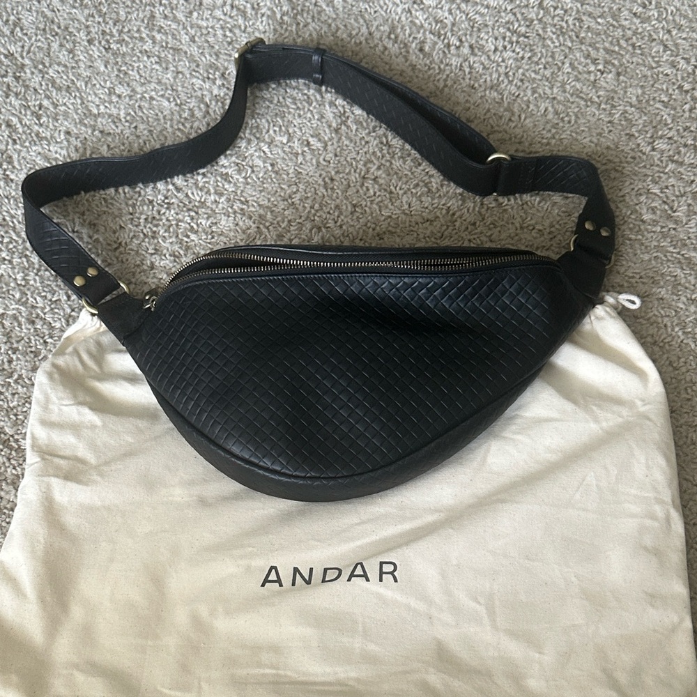 Andar Black Crossbody Bag